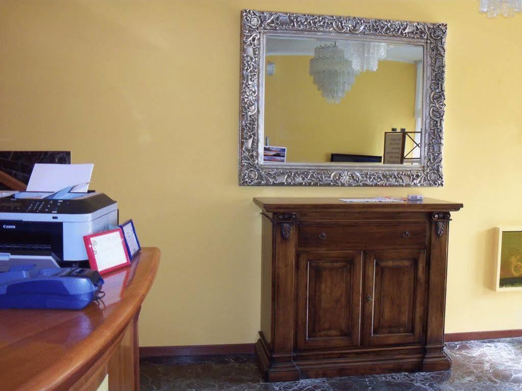 Hotel Select SantʼIlario dʼEnza Екстериор снимка