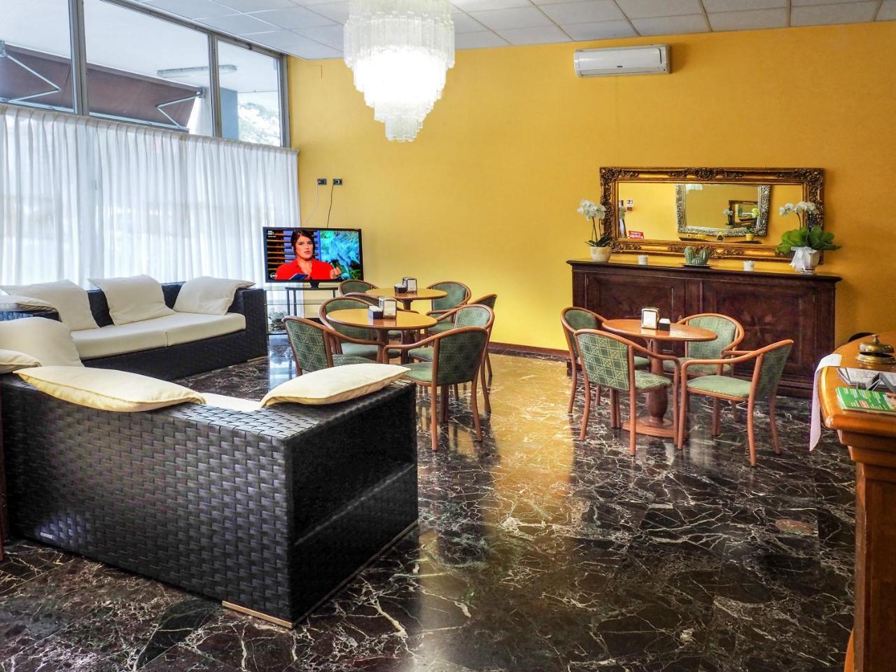 Hotel Select SantʼIlario dʼEnza Екстериор снимка