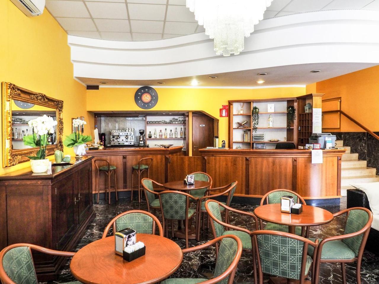 Hotel Select SantʼIlario dʼEnza Екстериор снимка